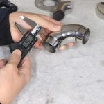 Отвод поручня Ø42.4×1.5 мм со вcтавками, AISI 304, GRIT 600, зеркальный – inoxprime.by – 19